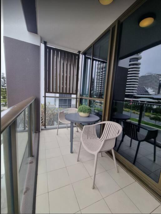 Broadbeach Stunner Modern And Central Gold Coast Exterior photo