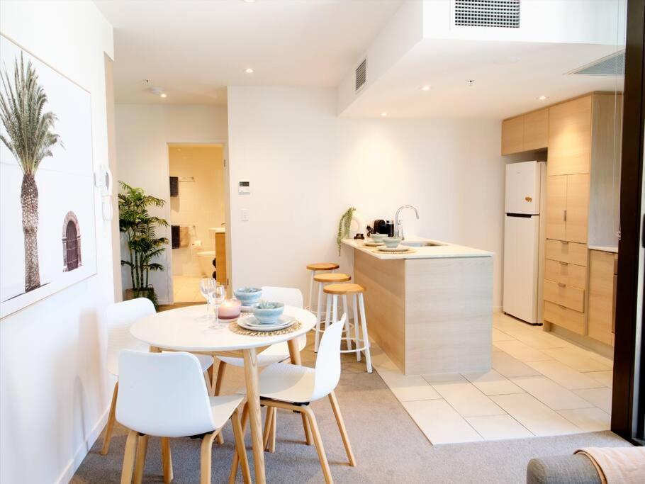 Broadbeach Stunner Modern And Central Gold Coast Exterior photo